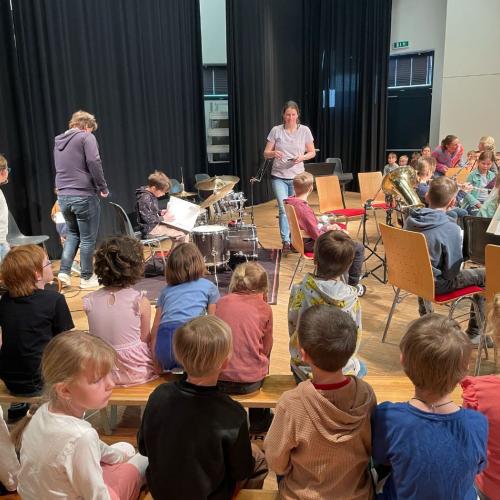 Kinder beim Musikschulkonzert