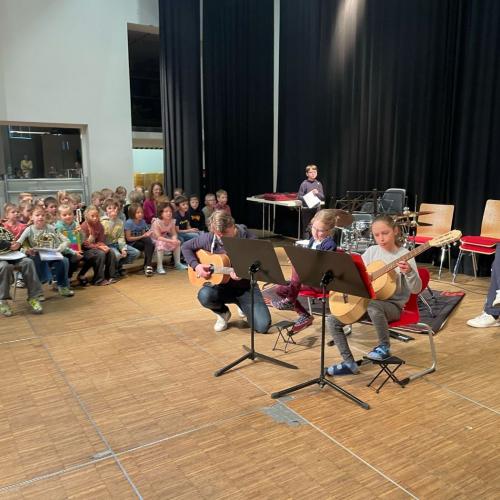 Kinder mit Gitarren