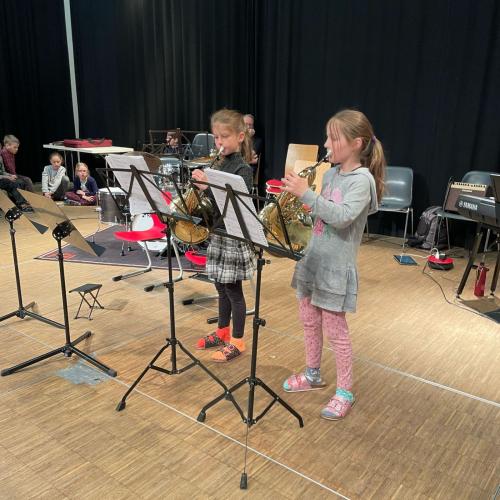 Kinder mit Waldhörnern