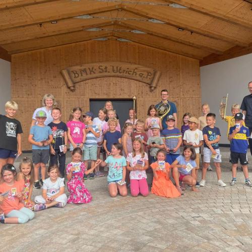 Kinder beim Pavillon
