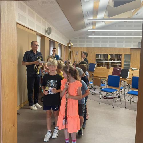 Kinder beim Marschieren