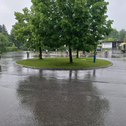 Kinder bei Regen und der Radfahrprüfung