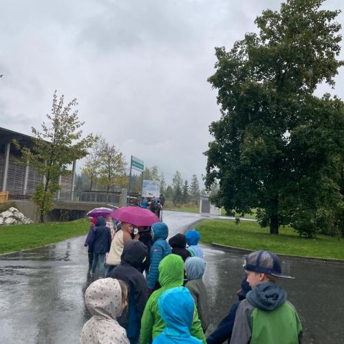 Kinder auf dem Weg zum Spielplatz