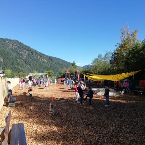Kinder am Spielplatz