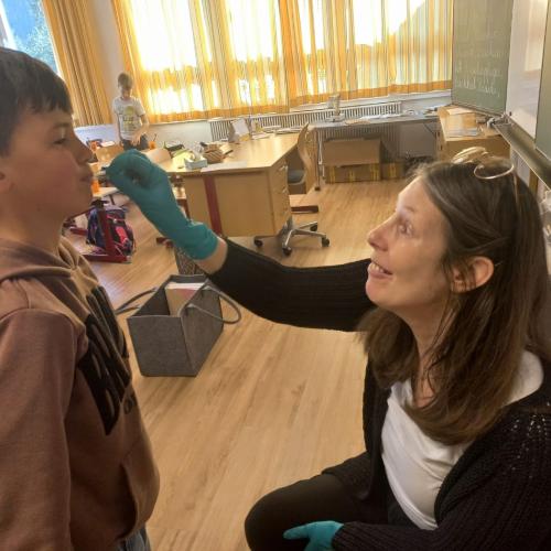 Kinder beim Zahneinfärben. 