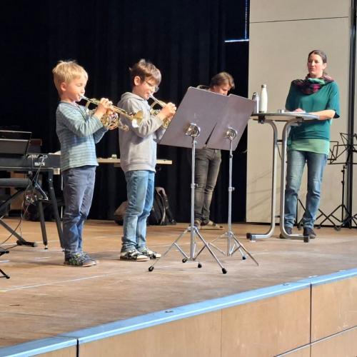 Kinder beim Musizieren