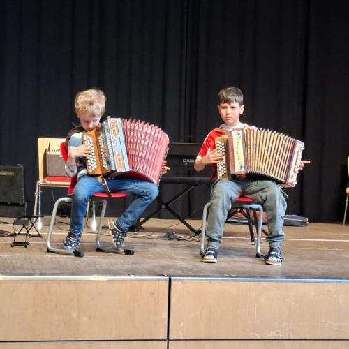 Kinder beim Musizieren