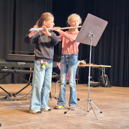 Kinder beim Musizieren