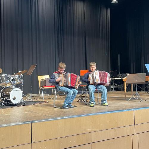 Kinder beim Musizieren