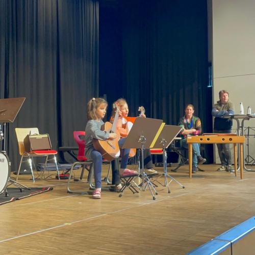 Kinder beim Musizieren