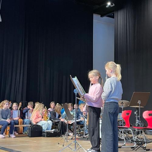 Kinder beim Musizieren