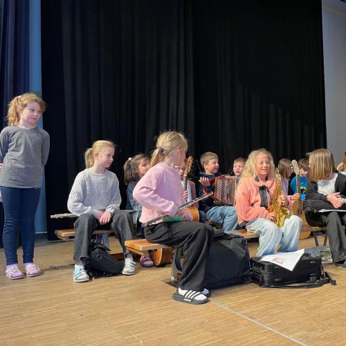 Kinder beim Musizieren