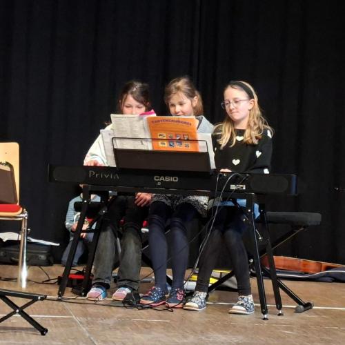 Kinder beim Musizieren