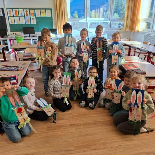 Kinder mit Osterwerkstück