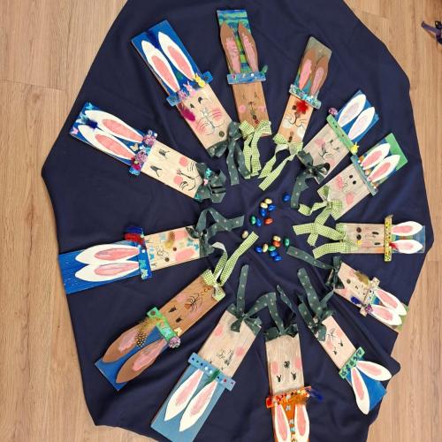 Kinder mit Osterwerkstück