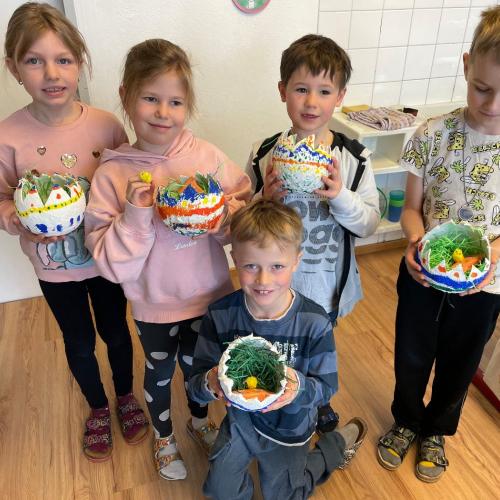 Kinder mit Osterwerkstück