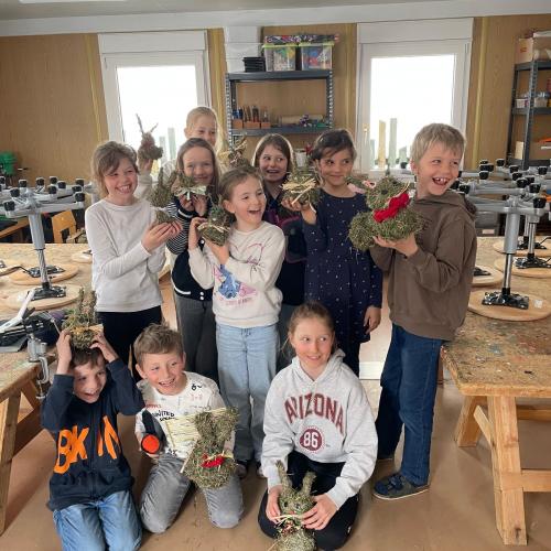 Kinder mit Osterwerkstück