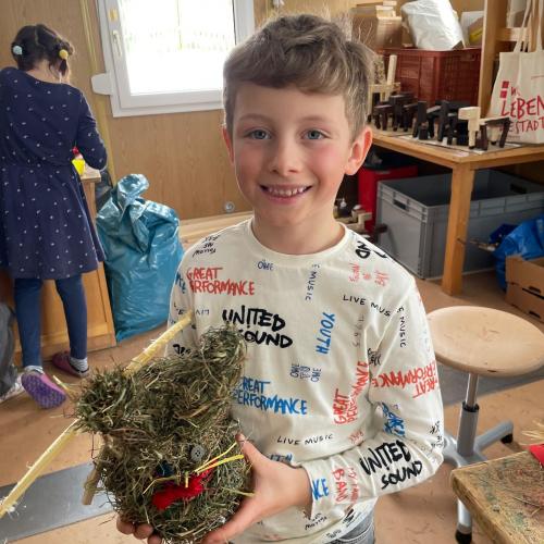 Kinder mit Osterwerkstück