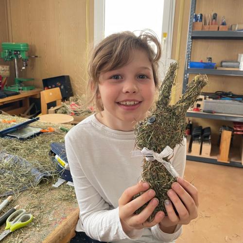 Kinder mit Osterwerkstück