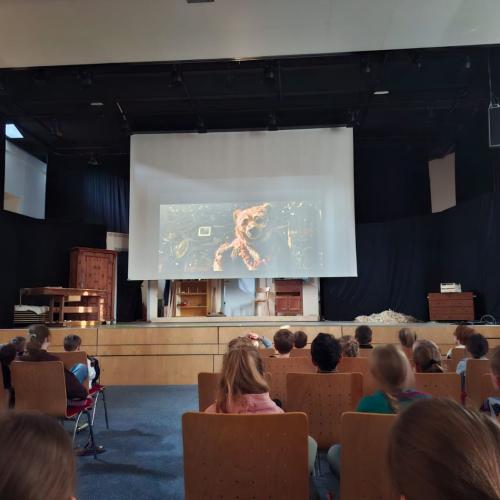 Schulfilm im Turnsaal