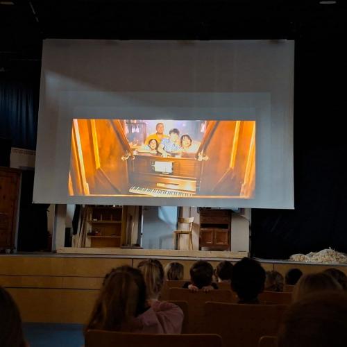 Schulfilm im Turnsaal