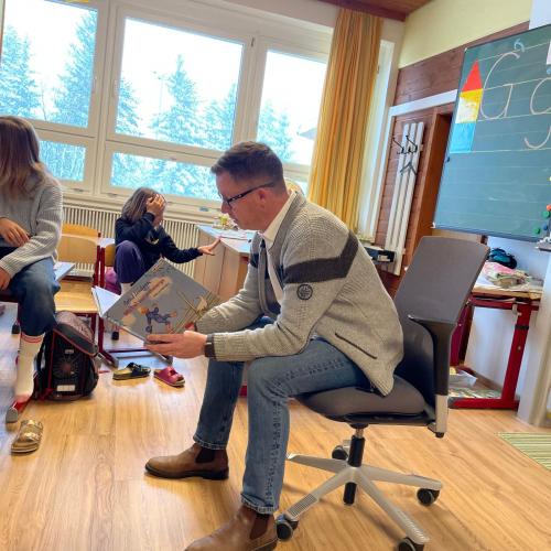 Bürgermeister beim Vorlesen