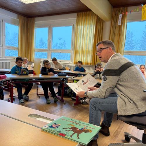 Bürgermeister beim Vorlesen