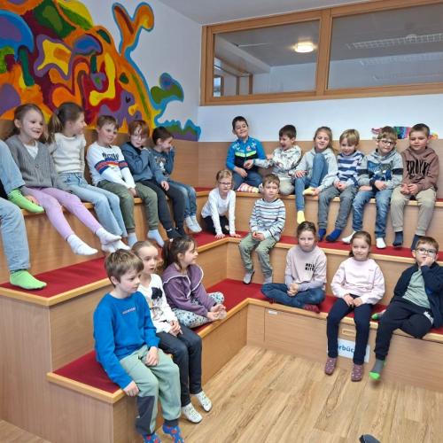 Kinder beim Zuhören