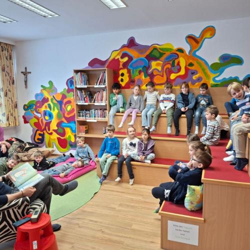 Kinder beim Zuhören