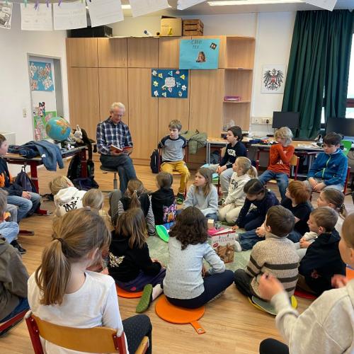 Herr Kendler beim Vorlesen