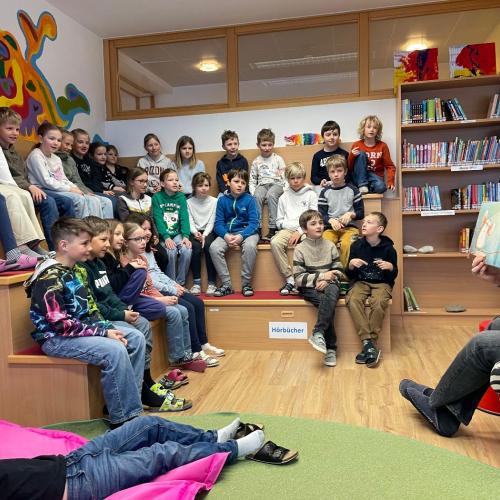 Kapellmeister beim Vorlesen