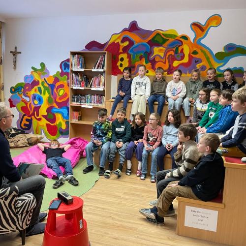 Kapellmeister beim Vorlesen