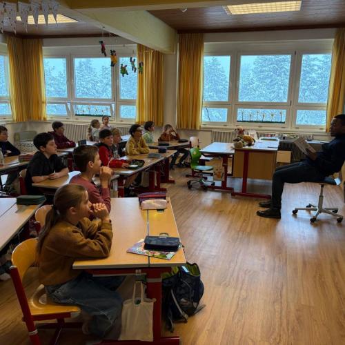 Pfarrer beim Vorlesen