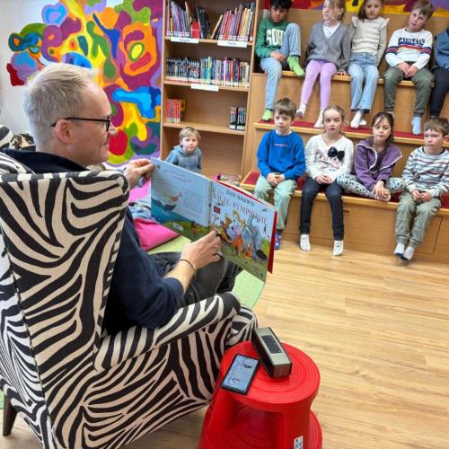 Kapellmeister beim Vorlesen