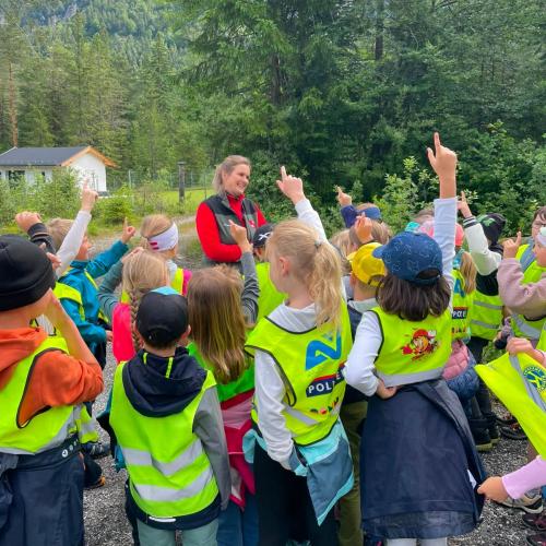 Kinder im Wald