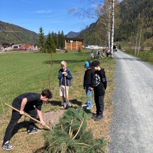 Kinder beim Bäumepflanzen