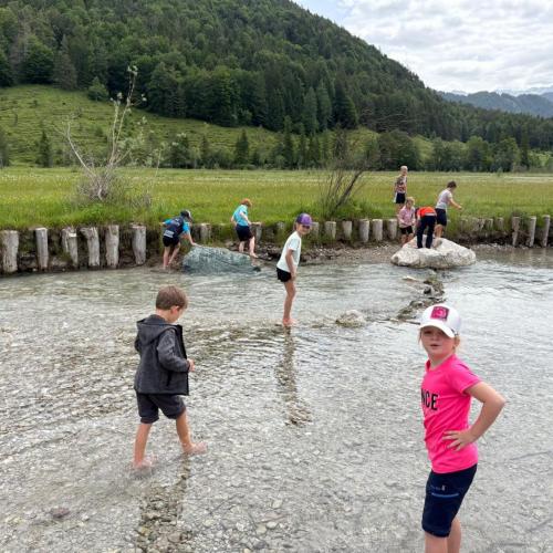 Kinder im Bach