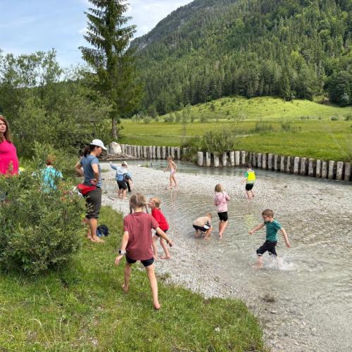 Kinder im Bach