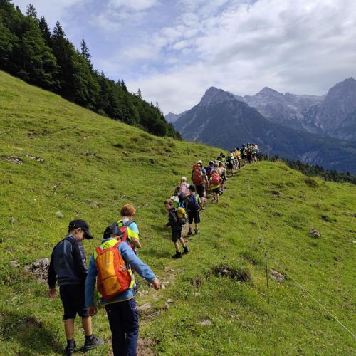 Kinder beim Wandern