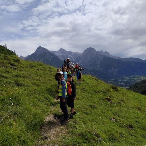 Kinder beim Wandern