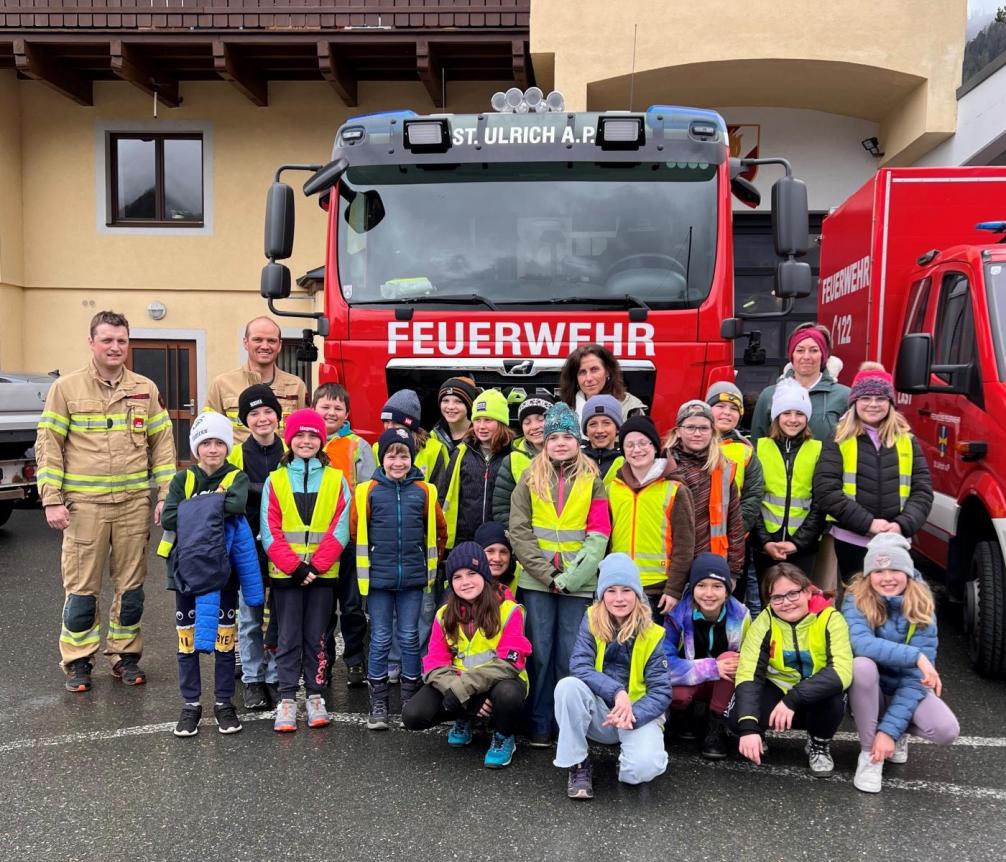 Kinder mit Feuerwehr