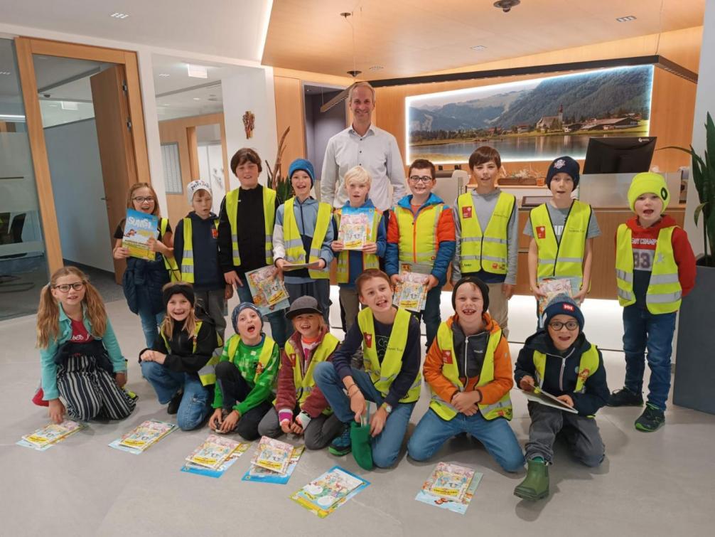 Kinder in einer Bank