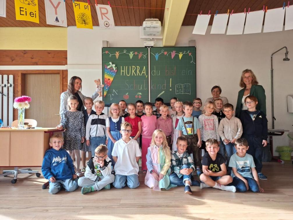 Die Kinder und Lehrerinnen der ersten Klasse