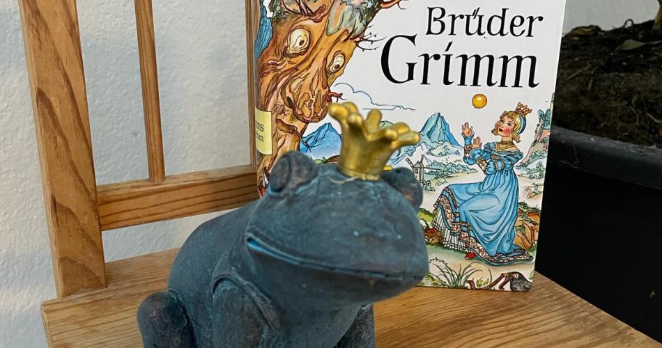 Froschkönig mit Märchenbuch