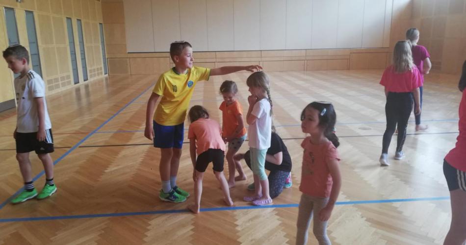 Kinder der vierten Klasse und des Kindergartens
