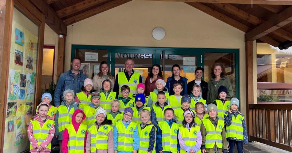 Kinder der 1a und 1b mit Lehrerinnen und Bürgermeister