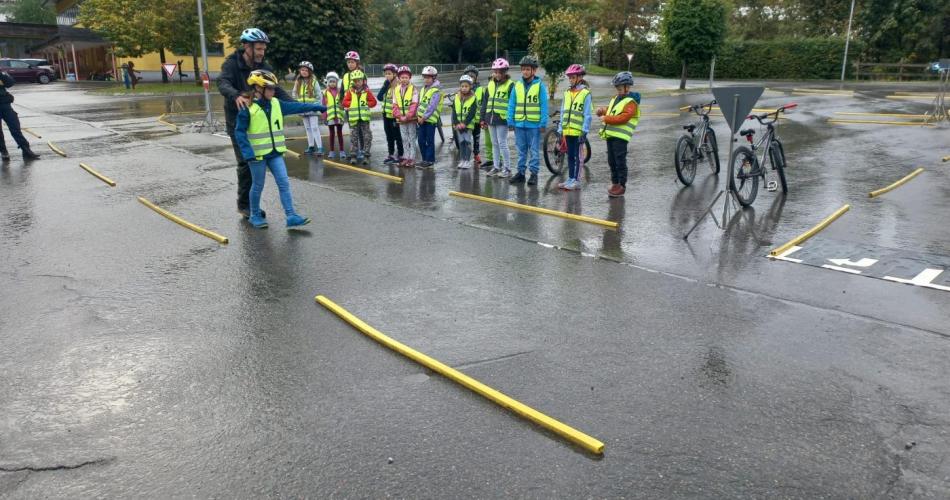 Kinder bei der Radfahrübung
