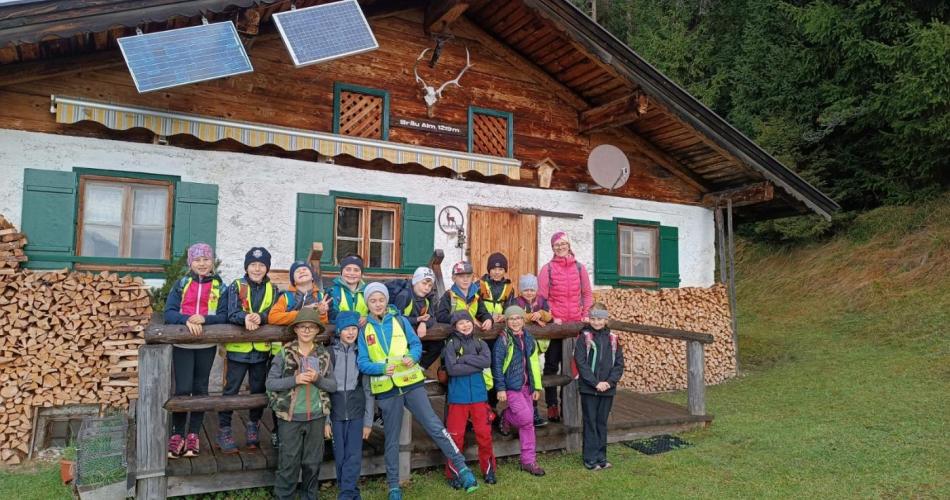 Kinder vor der Bräualm