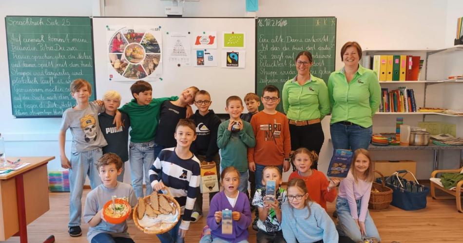 Kinder mit Bäuerinnen