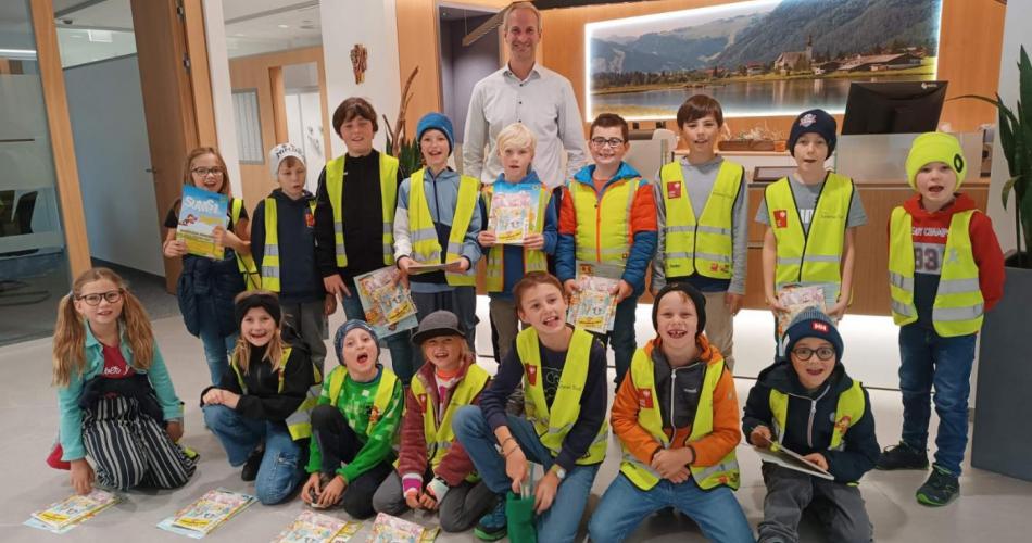 Kinder in einer Bank